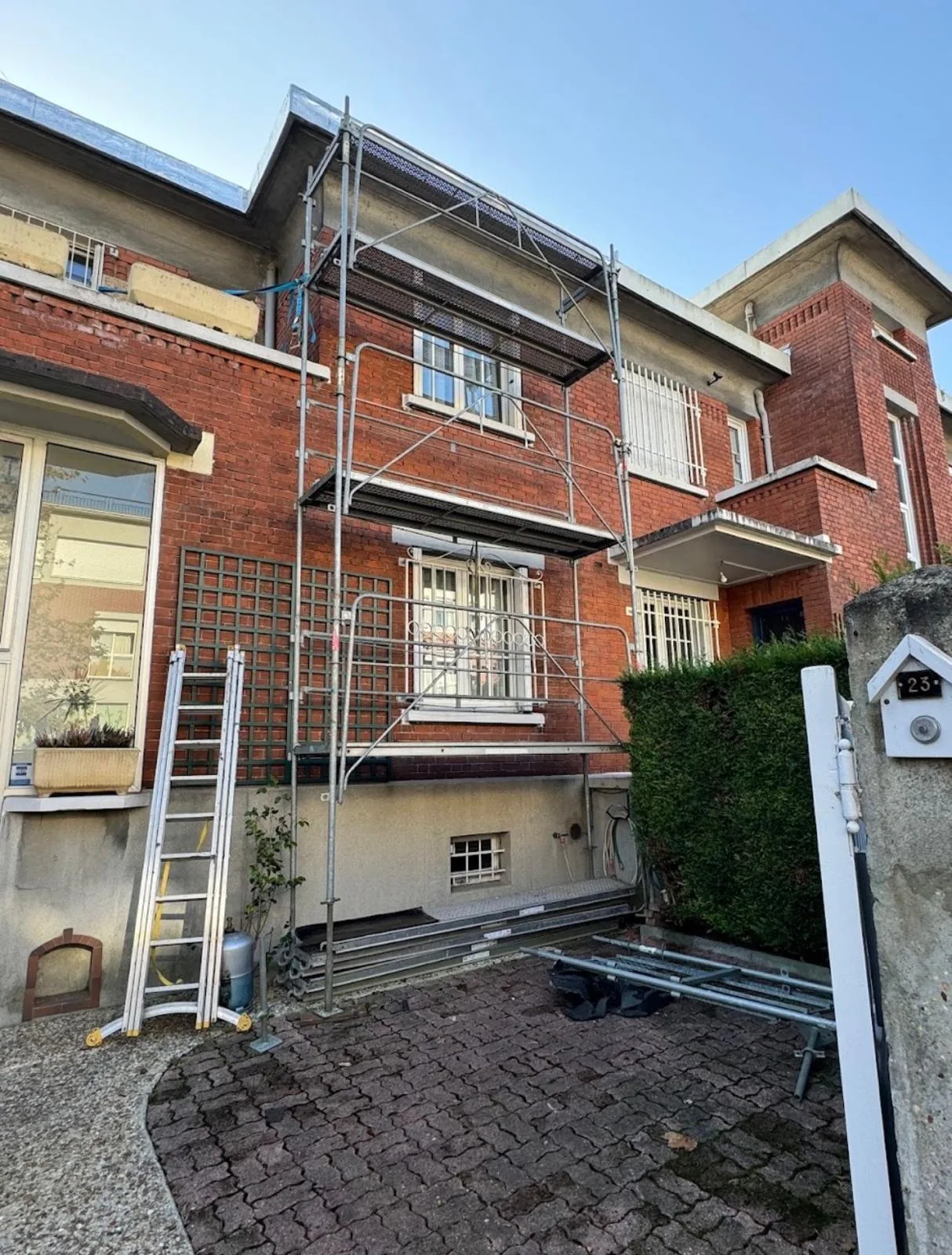 Réalisation : Façade en brique sous échafaudage — Ravalement
